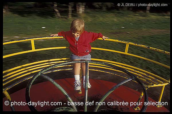 petite fille dans un carrousel - little girl in a carousel